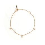 エシカルでサステナブルなジュエリーを提案するHASUNANの、K18とダイヤモンドのブレスレット。金具、パーツ、チェーンはすべてK18製。引き輪から17cm地点に直径約5mm程度の輪、そこから4cm地点に再度同じ輪のパーツがあり、それぞれアジャスターになります。全長は約21cm。17cm地点で引き輪を留めた際に中央になる地点とそこから約4cm離れた場所、左右ぞれぞれに、計3つ直径約1.8mmのダイヤモンドが揺れ下がっています。