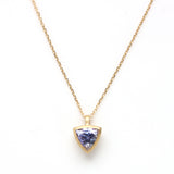 エシカルでサステナブルなジュエリーをご提案するHASUNAのK18製タンザナイトのネックレス。ネックレスチェーンは約43cmのアズキチェーン。約40cm43cm地点の二か所で長さ調節が可能。タンザナイトは約7×7mmのトリリアントカット。三角形の1辺がふっくらとした弧を描いています。そのトリリアンとカットの形をなぞるように周囲をぐるりとK18のラインが取り囲んでいます。トリリアントカットの頂点が下に来るようにセットされ、上の辺の中央からシンプルなバチカンがつき、そこにチェーンが通っています。K18の部分はすべてに細やかなスクラッチテクスチャが施され、マットな質感に仕上げられています。凛としてエレガントなタンザナイトが美しいネックレスです。エシカル サステナブル エシカルジュエリー HASUNA ハスナ タンザナイト ブルーストーン ご褒美ジュエリー 12月誕生石