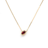 エシカルでサステナブルなジュエリーをご提案するHASUNAのK18製ロードライトガーネットのネックレス。全長約43.5cmで、40cmと43cm地点に約4mmのマルカンアジャスター付き。ネックレス中央に3×5mmのロードライトガーネットを金の枠で裏と周囲を囲んだトップがついています。トップの大きさは約4×6mm程度です。オーバル型のトップの頂点からと、左側の中央辺りからチェーンがついていて、トップのオーバルは斜めにセッティングされています。ロードライトガーネットはパイロープガーネットとアルマンディンガーネットの溶け合ったもので、紫がかった深い赤が特徴。ロードライトガーネット ガーネット 1月誕生石 クリスマスギフト K18 天然石ネックレス クリスマス
プレゼント petitネックレス プチネックレス エシカル サステナブル エシカルジェリー ハスナ HASUNA