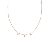 エシカルでサステナブルなジュエリーをご提案するHASUANのダイヤモンドとK18のネックレス。直径約2.5mmのダイヤモンドを包み込むような覆輪留めにし、その頂点にマルカンを着けたものが3つ、3㎝感覚でネックレス中央に下がるフリンジタイプのネックレス。チェーンはK18 ,線径約0.35mm、幅約1.2mm程度のアズキチェーンで全長約43cm。40cmと43cm地点に直径約4mm程度のマルカンのアジャスターがあり、長さ調節が可能。ダイヤモンドは全部で約0.15ct。ダイヤモンド ネックレス 重ねづけ 18金 ハスナ HASUNA エシカルジュエリー 誕生石