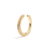 エシカルでサステナブルなジュエリーをご提案するHASUNAのK18製ダイヤモンドのイヤーカフ。
直径約13mm、幅約1.6mm、厚み約1.7mmのCの形に円の一部が開いているイヤーカフ。耳に着けたときに正面に来る位置に直径約1mmのダイヤモンドが縦に2個並んでいます。
イヤーカフ イヤカフ イヤリング K18イヤーカフ ダイヤモンドイヤーカフ エシカル サステナブル エシカルジュエリーハスナ HASUNA