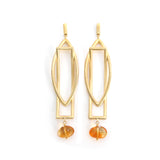 エシカルでサステナブルなジュエリーをご提案数ルHASUNAのシルバーに金メッキを施した印象的なモチーフからシトリンが下がるモダンなピアス。パーツ、モチーフはすべてシルバーに金メッキ製。約2mm×6mm程度の直方体のパーツの裏にK18製のピアスポストが立っています。そのパーツの下に、楕円の両端をとがらせたマーキス型の手前に張り出して沿った形状の枠の中に、正面から見ると長方形でありながら奥側に沿った形状の枠がくぐる形のモチーフがあり、そのモチーフの下に幅約10-12mm、高さ約8-10mm程度のランダムなオーバル型をしたシトリンが下がっています。スタイリッシュで大ぶりなピアスです。エシカル サステナブル エシカルジュエリー ハスナ HASUNA