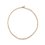 エシカルでサステナブルなジュエリーをご提案するHASUNAのオレンジサファイアのネックレス。K18製の引き輪から約2.5~3mmのオレンジサファイアを63個、K18製のワイヤーを使用したシャンク留めで繋ぎ、直径約3mm程度のマルカンのアジャスターを経てさらにまらオレンジサファイアを6個繋ぎました。再度マルカンのアジャスターがあり、エンドパーツとして約1.5×6mm程度の大きさのK18製の板にHASUNAのロゴマーク入りのものが下がっています。アジャスターが約36cmと40cmの地点に位置しています。エシカル サステナブル エシカルジュエリー ハスナ HASUNA