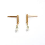 エシカルでサステナブルなジュエリーをご提案するHASUNAのK18製穂サイトサファイアのピアス。
1辺が約1mm程度で長さが約1㎝程度の三角柱の下に、約4mm程度のホワイトサファイアのブリオレットがピンでシャンク留めされ、揺れ下がっています。ストーン以外はすべてK18製。
サファイアピアス 9月 ホワイトサファイア 誕生石 ギフト プレゼント スタッドピアス 揺れるピアス エシカル サステナブル エシカルジュエリーハスナ HASUNA