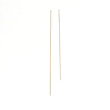 エシカルでサステナブルなジュエリーをご提案するHASUNAがはじめてつくったピアスチャームです。
素材はすべてK18製。
直径約0.8mmほどのフープに長さ約11cmのチェーンが下がる#1と、約14cmのチェーンが下がる#2の二種類のチェーンチャーム。フープの中にピアスポストを通し、普段通りキャッチで留めるだけの簡単装着で雰囲気を変えられます。使用しているのはベネチアンチェーンで、小さな箱を組み合わせたような形状をしています。
K18 チャーム ピアスチャーム ベネチアンチェーン ロングピアス ロングチェーン
エシカル サステナブル エシカルジュエリー ハスナ HASUNA