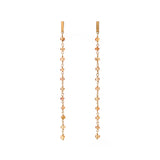 エシカルでサステナブルなジュエリーをご提案するHASUNAのオレンジサファイアのピアス。シルバーにK18 メッキを施した、約6×2mmの直方体のパーツの裏にK18製のピアスポストが立っています。その下に約2~2.5mmのオレンジサファイアが11個ワイヤーのシャンク留めで連なります。全長約68mm。エシカル サステナブル エシカルジュエリー ハスナ HASUNA