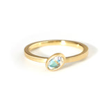 エシカルでサステナブルなジュエリーをご提案するHASUNAのK18製アンデシンラブラドライトのリング。
ストレートラインのアームの中央に、斜めに周囲と裏をすべて覆ったアンデシンラブラドライトがついています。
アンデシンラブラドライトは3×5mm程度で、リングのトップは約4×6mmです。アンデシンラブラドライト ラブラドライト アンデシン レインボームーンストーン 6月誕生石 クリスマスギフト K18 天然石リング クリスマス
プレゼント petitジュエリー K18リング エシカル サステナブル エシカルジェリー ハスナ HASUNA