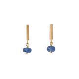 エシカルでサステナブルなジュエリーをご提案するHASUNAのK18製サファイアのピアス。
1辺が約1mm程度で長さが約1㎝程度の三角柱の下に、約4mm程度のブルーサファイアのビーズがピンでシャンク留めされ、揺れ下がっています。ストーン以外はすべてK18製。
サファイアピアス 9月 誕生石 ギフト プレゼント スタッドピアス 揺れるピアス エシカル サステナブル エシカルジュエリーハスナ HASUNA