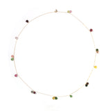 エシカルでサステナブルなジュエリーを提案するHASUNAのトルマリンのロングネックレスです。約80cmのK18アズキチェーンにランダムな感覚でマロンカットのトルマリンが1個ずつ、または二個ずつ下がっています。トルマリンはカラーレンジが豊富なので、使用されているストーンは言えろー、ピンク、グリーン、ブルー、パープル、それぞれの濃淡合わせ色とりどりです。エシカル サステナブル エシカルジュエリーHASUNA