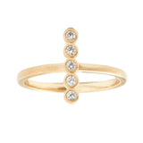 イエローゴールド ダイヤモンド リング 18金 ハスナ HASUNA エシカルジュエリー
エシカルでサステナブルなジュエリーをご提案するHASUNAのK18製ダイヤモンドのリング。幅約1.4mm、厚み約1.3mmの甲丸に近い印象の平打ちのリングの中央に、直径約1.8mmの、周囲をぐるりとK18の枠で囲んだ覆輪留めのダイヤモンドが縦に5石並んでいます。ダイヤが並んでいるモチーフの長さは約12mmです。
誕生石 ダイヤリング