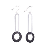 コルネ ガラス サークルピアス 18金 ハスナ HASUNA エシカルジュエリー
エシカルでサステナブルなジュエリーをご提案するHAUSNAのコルネのピアス。
食用の牛の角をスライスし、輪の形にしたコルネを使用しています。コルネはハスナが創業以来大切にしているエシカルな素材です。コルネの直径は約2.5cm程、幅は約6-7mm前後、厚み約2mmほどで、この輪に長さ約5cm程度、幅約1㎝程度の、線径約1mm程度のガラス管で作った長い楕円のガラスモチーフを通し、その一番上にマルカンを通し、ピアスフックを取り付けています。ピアスフックはK18製で釣り針のような形状です。ガラスジュエリーブランド _cthruitとのコラボ商品です。
ガラスジュエリー エシカルジュエリー _cthruit
サステナブル エシカル ハスナ フェアトレード