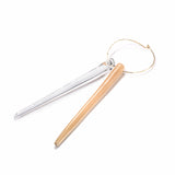 コルネ ニードルフープピアス 片耳 ハスナ HASUNA エシカルジュエリー
コルネ ニードルフープピアス 片耳 ハスナ HASUNA エシカルジュエリー
エシカルでサステナブルなジュエリーをご提案するHASUNAのコルネとガラスのピアス。
ガラスジュエリーブランド _cthruitとのコラボ商品です。
直径約2.5mmのK18製フープ状のピアス金具にお箸のような形状のコルネとガラスが通ったデザイン。コルネ、ガラスともに長さ約7cm程度で、一番太いところは約5mm程度、そこから先細りになっていく形状です。全長約9cm。コルネはHASUNAが創業以来大切にしているエシカルな素材です。コルネのカラーはベージュです。
エシカルジュエリーハスナ HASUNA サステナブル ガラスジュエリー