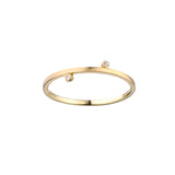 エシカルでサステナブルなジュエリーをご提案するHASUAのK18製ダイヤモンドのリング。幅約1mm、厚み約1.2mmの平打ちのK18製のリングの中央から約3mmほど離れた上下、つまり側面に、K18の線で囲まれた直径約1mmのダイヤモンドがついています。リングに対しダイヤモンドはそれぞれ側面側に飛び出してついている状態です。スタッキングリングなので、他の同コレクションのリングやお手持ちのリングと重ねてボリュームを調整したり、デザインをアレンジして着けることができます。別々の指に着けるとこなれたコーディネートが楽しめます。ダイヤモンド  スタッキングリング  重ねづけ  18金  ハスナ  HASUNA  エシカルジュエリー 誕生石 プレゼント