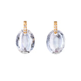 エシカルでサステナブルなジュエリーをご提案するHASUNAのK18製クリスタルクォーツとダイヤモンドのピアス。パーツはすべてK18製。正面から見ると約1.5mm幅で長さ6mm程度の長方形に見えるバチカンは、後ろに折り返していて、横から見ると平たいDの字をアールが上、直線が下になるように転がしたような形をしています。Dの字の直線にあたるところに細い丸線が渡っていて、そこに直接穴を開けたクォーツが通してあります。バチカンは正面下部に直径約1mmのダイヤモンドが縦に三個並んで留まっています。クォーツははオーバル型で、ファセットカットが施されています。
クォーツ クリスタル 水晶 クリスタルクォーツ 4月 誕生石 ダイヤモンド ピアス K18 18金 ギフト プレゼント ダイヤモンドピアス ダイヤモンドジュエリー エシカル サステナブル エシカルジュエリー ハスナ HASUNAクリスタル ダイヤモンド ピアス 18金 ハスナ HASUNA エシカルジュエリー