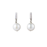 エシカルでサステナブルなジュエリーをご提案するHASUNAのパールのピアス。
2×6mmのシルバー製の直方体パーツの裏にピアスポストが立っています。そのパーツの下に、直径約7-7.5mmの淡水パールが下がっているデザインのシンプルなピアスです。パーツ類はシルバー製。
パールピアス 冠婚葬祭 オケージョンジュエリー 真珠のピアス
エシカル サステナブル エシカルジュエリーハスナ HASUNA