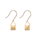 サステナブルなジュエリーをご提案するHASUNAのK18sダイヤモンド フックピアス ギフト ブランド HASUNA エシカルジュエリーK18製ダイヤモンドのピアス。
ダイヤ以外はパーツも含めすべてK18製のピアスです。釣り針のような形をしたピアスフックから、約5mm四方の正方形の上に半円型をかたどる線がついた、バッグや錠前のような形状に見えるおチーフが下がっています。正方形は対角線を示線が入り、千が交わるs中央に約1mmのダイヤモンドが留まっています。揺れるタイプのピアスです。モチーフ部分は半円の部分込みで高さは約10mmです。
K18ピアス ダイヤモンドピアス K18ダイヤモンドピアス フックピアス ギフト デイリー エシカル サステナブル エシカルジュエリー ハスナ HASUNA