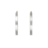 エシカルでサステナブルなジュエリーをご提案するHASUNAのシルバーとダイヤモンドのフープピアス。幅約2.6mm、厚み約1mmのSV925の板を直径約28mmの円形に丸め、円の一番上に来る部分にK18製の遮断機型のピアスパーツがついています。シルバーの表面は細やかなスクラッチでマット加工が細越されていて、耳に着けたときに中央に来る部分に横並びに2石爪留めされた直径約1mmのダイヤモンドの輝きに対し、コントラストを描きます。片方の重量は約2.48g。ダイヤモンドは合計4石で0.02ctです。エシカル サステナブル エシカルジュエリーハスナ HASUNA