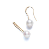 エシカルでサステナブルなジュエリーをご提案するHASUNAのK18製あこやパール とダイヤモンドのピアス。正面から見たときに、最大幅約2mm、長さ約2.3cmの縦長の雫型を逆さにしたような形状のモチーフの先に、最大幅約7mm程度のあこやパールがついています。あこやパールは宇和島産の生態系を考えながら地域一丸となって育てた特別なもので、ひとつずつフォルムが異なりますが、基本的に雫型のようなフォルムです。モチーフの上部には直径1mm×2、0.8mm×2のダイヤモンドが留まっています。モチーフのトップからそのまま裏側に伸びるような形でフックになっていて、この部分を引っ掛けてピアスホールに入れるフックタイプのピアスです。ダイヤモンド ピアス 18金 ハスナ HASUNA エシカルジュエリー あこや真珠 Pearl パール