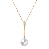 エシカルでサステナブルなジュエリーをご提案するHASUNAのK18製、あこやパールとダイヤモンドのネックレス。正面から見たときに、最大幅約2mm、長さ約2.3cmの縦長の雫型を逆さにしたような形状のモチーフの先に、最大幅約7mm程度のあこやパールがついています。あこやパールは宇和島産の生態系を考えながら地域一丸となって育てた特別なもので、ひとつずつフォルムが異なりますが、基本的に雫型のようなフォルムです。モチーフの上部には直径1mm×2、0.8mm×2のダイヤモンドが留まっています。モチーフの裏はツタが渦を巻くように丸まっていて、そこにできた丸い空間がペンダントベイルの役割をし、アズキチェーンが通っています。ネックレスは全長約43cm、約40cmと43cm地点にアジャスターがあるショートタイプ、全長約65cmのロングタイプを選べます。エシカル サステナブル エシカルジュエリー ハスナ HASUNA 誕生石 あこや真珠 アコヤ 宇和島産