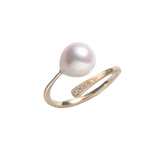 エシカルでサステナブルなジュエリーをご提案するHASUNAのK18製、あこやパールとダイヤモンドのリング。幅約1.9mmから1.3mmにゆるやかに細くなっていくK18製のごく細長い雫型のような形状のアームが巻き付くように指を一周するリングです。一番細くなったアームの先端に、宇和島産の約7mm大のあこやパールがついています。あこやパールは生態系を考えながら地域一丸となって育てた特別なもので、ひとつずつフォルムが異なりますが、基本的に一端が尖った雫型のようなフォルムです。リングアームの一番太いところには直径1mm×2、0.8mm×2のダイヤモンドが留まっています。エシカル サステナブル エシカルジュエリー ハスナ HASUNA
あこや真珠 アコヤ 宇和島産 冠婚葬祭 成人式 結婚式 フォーマル オケージョンジュエリー ギフト プレゼント 産地