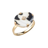 エシカルでサステナブルなジュエリーをご提案するHASUNAの、ウィルクス貝とダイヤモンドを使用したリング。金具、パーツはすべてK18製。約13×11mmのオーバル型のウィルクス貝の上下左右に正面から見ると約1.5mm×0.5mm程度の長方形に見える爪があり、ウィルクス貝を固定しています。ウィルクス貝は長い方の径が横に来る、横オーバルの位置にセッティングされています。中央に直径約1mmのダイヤモンド4石をダイヤ型になるように配置し、爪留めしています。リングアームは、幅約2mm、厚み約1.2mmのフラットなデザインで、表面にはマット加工が施されています。ウィルクス貝は白地に黒のダルメシアン柄のような天然の模様が特徴で、自然にできる模様のため、l'uniqueコレクションすべての商品が二つとして同じ模様のないオンリーワンの存在です。重量は約3gです。ウィルクス貝はすべて職人の手仕事による研磨を施しているため、形状や大きさに微妙な個体差があります。エシカル サステナブル エシカルジュエリーHASUNA ハスナ