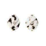 エシカルでサステナブルなジュエリーをご提案するHASUNAの、ウィルクス貝とダイヤモンドを使用したイヤリング。金具、パーツはすべてK18製。約15×12mmのオーバル型のウィルクス貝の上下左右に正面から見ると約1.5mm×0.5mm程度の長方形に見える爪があり、ウィルクス貝を固定しています。中央に直径約1mmのダイヤモンド4石をダイヤ型になるように配置し、爪留めしています。イヤリング金具はK18製のネジばね式で、調整しながら着用することが可能です。ウィルクス貝は白地に黒のダルメシアン柄のような天然の模様が特徴で、自然にできる模様のため、l'uniqueコレクションすべての商品が二つとして同じ模様のないオンリーワンの存在です。イヤリングは片方が約2.4gです。ウィルクス貝はすべて職人の手仕事による研磨を施しているため、形状や大きさに微妙な個体差があります。エシカル サステナブル エシカルジュエリーHASUNA ハスナ