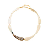 コルネ マザーオブパール ネックレス ハスナ HASUNA エシカルジュエリー
エシカルでサステナブルなジュエリーをご提案するHASUNAの牛の角を使用したネックレス。
牛の角は食用の牛の角でコルネと呼ばれ、スライスしてペイズリー型を伸ばしたような、ヘラのような形状をしいて、片端は細く、片端は太くなっています。正面中央に来るふたつのコルネが一番大きくなるようにグラデーション状に大きさを変えたコルネを全部で8個並べ、コルネの両端にあなを穴を開けたところにマルカンを通して組み合わてネックレスにしています。ネックレス金具はカニカンです。反対側の端にマルカンとワイヤーで繋いだマザーオブパールを5個繋げ、アジャスターチェーンにしています。
コルネはHASUNAが創業以来大切にしているエシカルな素材。
ネックレスの全長は約53~54cmでコルネの大きさにより異なります。アジャスター約45cm~約1cm刻み5段階、最大幅約18mm。コルネの色はベージュに白い縞状の模様が浮かぶもの、ブラウン系のものなど個体差があります。
コルネ エシカル サステナブル エシカルジュエリー ハスナ HASUNA オーガニック ナチュラル