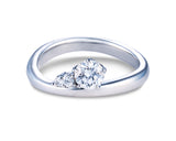 婚約指輪 エンゲージメントリング ブライダルリング ブランド HASUNA エシカルジュエリー
ゆるやかにS字を描くリングアームの中央側面に、5本の爪で留まった約0.3ctのダイヤモンドが留まっていいて、その向かって左隣に直径約2mmのダイヤ、さらにその隣に直径約1.5mmのダイヤが留まっている。腕は一番細いところが2.2mmで、1.5mmのダイヤの下あたりが一番細くなっており、その左右にむけ少しずつ太さを増し、リングの一番太いところは約2.4mmで、センターダイヤのちょうど間裏側あたりの位置がその太さになっている。ダイヤモンドは0.3、0.4、0.5ctから選べる。