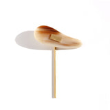 コルネ ポニーフック ハスナ HASUNA エシカルジュエリー
エシカルでサステナブルなジュエリーをご提案するHASUNAのコルネを使用したヘアアクセサリー。
牛の角を研磨した、コルネと呼ばれる素材は、ペイズリー型を引き伸ばしたような形状で、片端が細く、片端が太くなっています。画像のものは左側に太さのある方が来る向きでコルネを横置きにして、中央に真鍮に金メッキを施した長方形の板状のパーツがあり、そのその裏にフック型の約7cmの棒がついて、かんざしのような形状をしたヘアアクセサリーになっています。コルネの色はベージュに縞状にブラウンが入っていますが、個体差があります。
ヘアーアクセサリー ポニーフック かんざし ヘアスティック