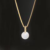 エシカルでサステナブルなジュエリーをご提案するHASUNAのムーンストーンとK18のネックレス。チェーン、金具はすべてK18製。チェーンは小さな箱を組み合わせたようなヴェネチアンチェーンで、全長約45㎝ですが、スライド式アジャスターなので好きな位置で長さ調節が可能。直径約5mmのほぼ半球型のムーンストーンに、上から約1mmくらいの位置に直接穴を開け、直径約3mm程度のマルカンを通し、ネックレスベイルにしています。ムーンストーンの表面にチェッカーカットを施しています。ムーンストーン フェルスパー 6月誕生石 エシカル サステナブル エシカルジュエリー HASUNA ハスナ