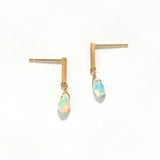 エシカルでサステナブルなジュエリーをご提案するHASUNAのK18製オパールのピアス。
1辺が約1mm程度で長さが約1㎝程度の三角柱の下に、約4mm程度の雫型のオパールがピンでシャンク留めされ、揺れ下がっています。ストーン以外はすべてK18製。
オパール 10月 誕生石 ギフト プレゼント スタッドピアス 揺れるピアス エシカル サステナブル エシカルジュエリーハスナ HASUNAオパール ピアス 18金 HASUNA エシカルジュエリー