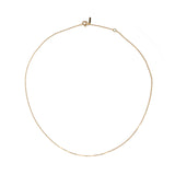 K18 18金 チェーンネックレス ネックレス単品 エシカルジュエリー サスティナブル HASUNA ハスナ
エシカルでサステナブルなジュエリーをご提案するHASUNAのオリジナルチェーンネックレス。HASUNAのネックレスで使用しているチェーンの単品販売です。線径約0.25mm、またか0.35mmの2種類が選べます。
ごく小さな楕円型を組み合わせたアズキチェーンと呼ばれるチェーンです。全長は約43cm。40cmと43cmの位置に直径約4mm程度のマルカン型のアジャスターカンがついています。43cm地点のマルカンの先に、長方形のプレートがついていて、HASUNAの刻印が入っています。引き輪式です。K18製。