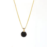 エシカルでサステナブルなジュエリーをご提案するHASUNAのブラックオニキスとK18のネックレス。チェーン、金具はすべてK18製。チェーンは小さな箱を組み合わせたようなヴェネチアンチェーンで、全長約45㎝ですが、スライド式アジャスターなので好きな位置で長さ調節が可能。直径約5mmのほぼ半球型のブラックオニキスに、上から約1mmくらいの位置に直接穴を開け、直径約3mm程度のマルカンを通し、ネックレスベイルにしています。ブラックオニキスの表面にチェッカーカットを施しています。オニキス ブラックオニキス エシカル サステナブル エシカルジュエリー HASUNA ハスナ