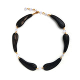 コルネ ブルーカルセドニー ネックレス ハスナ HASUNA エシカルジュエリー
エシカルでサステナブルなジュエリーをご提案するHASUNAの牛の角を使用したネックレス。
牛の角は食用の牛の角でコルネと呼ばれ、スライスしてペイズリー型を伸ばしたような、ヘラのような形状をしいて、片端は細く、片端は太くなっています。コルネを全部で6個並べ、コルネの両端にあなを穴を開けたところにマルカンを通して、ワイヤーでブルーカルセドニーを挟み、組み合わてネックレスにしています。ネックレス金具はカニカンです。反対側の端にマルカンとワイヤーで繋いだブルーカルセドニーを5個繋げ、アジャスターチェーンにしています。
コルネはHASUNAが創業以来大切にしているエシカルな素材。
約53~54cm(コルネのサイズによって異なります)、アジャスター約45cm~約1cm刻み5段階、最大幅約18mm、ジャスター約45cm~約1cm刻み5段階、最大幅約18mm。コルネの色は個体差がありますが、ブラック、こげ茶が混ざり合うような色で、縞状に白が混ざるものなど。エシカル サステナブル エシカルジュエリー ハスナ HASUNA オーガニック ナチュラル