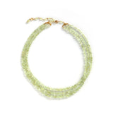 エシカルでサステナブルなジュエリーを提案するHASUNAの、クリソベリルキャッツアイの三連ネックレス。約4×3mm前後のオーバル型のクリソベリルキャッツアイですべて構成されたネックレスです。SV×K18メッキの製の山形のパーツに3つのマルカンがついていて、そこからクリソベリルキャッツアイの連がそれぞれ連なり、3連のネックレスになっています。アジャスターもクリソベリルキャッツアイ5石をワイヤーで繋いで作られ、37cmと42.5cmの位置で長さ調節が可能です。淡いピスタチオグリーン色のクリソベリルキャッツアイは、猫の目のように一筋の光が入る変彩効果があり、同一色に見えつつ微妙にひとつひとつ違う色に見えます。全長43.5cmのネックレスです。エシカルジュエリー HASUNA ハスナ