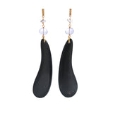 エシカルでサステナブルなジュエリーをご提案するHASUNAの牛の角を使用したピアス。
約2mm×6mmの直方体のシルバー×金メッキ製のパーツの裏にピアスポストが立っています。
パーツの下、不定形のグレーの芥子パール、ランダムな横楕円型のブルーカルセドニーがワイヤーで繋がり、その下にマルカンでコルネを下げたデザイン。コルネはス億用の牛の角をスライスし、ペイズリー型を引き延ばしたような形状で、色はブラックに近い郡家茶です。エシカル サステナブル エシカルジュエリーハスナ HASUNA