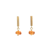 エシカルでサステナブルなジュエリーをご提案するHASUNAのK18製スぺサルタイトガーネットのピアス。
1辺が約1mm程度で長さが約1㎝程度の三角柱の下に、約4mm程度のスぺサルタイトガーネットのビーズがピンでシャンク留めされ、揺れ下がっています。ストーン以外はすべてK18製。
ガーネットピアス スぺサルタイトガーネット 1月 誕生石 ギフト プレゼント スタッドピアス 揺れるピアス エシカル サステナブル エシカルジュエリーハスナ HASUNA