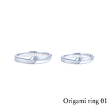 エシカルでサステナブルなジュエリーをご提案するHASUNAのマリッジリング。
IWAIGAMIのコンセプトに共感し、折り紙から着想を得てデザインされたリングをHASUNAのエシカルな素材で作りました。
ペアリングの写真です。
Lサイズはリング幅約2.5mm、厚み約1.8mm、最大幅約2.9mm。Sサイズはリング幅約2mm、厚み約1.6mm、最大幅約2.8mm。
両方とも、一枚の細長い長方形を正面中央に来る位置でひねり、指の腹側に来る位置で重ねて留めたようなデザインになっています。基本的に平打ちの仕上げで、折り紙のような平らな印象を与えます。ヘアライン加工でマットに仕上がっています。
Sサイズはリング正面から向かって右側の側面に直径0.8mmのダイヤモンドが片面につき28pcs、計56pcs留まっています。
地金はプラチナの他、K18YG,K18WG,K18PGから選択可能。
エシカル サステナブル エシカルジュエリー エシカルブライダル マリッジリング 結婚指輪 人前式 オリジナル結婚式 ハスナ ハスナブライダル HASUNA