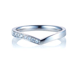 結婚指輪 マリッジリング ブライダルリング ブランド HASUNA エシカルジュエリー
エシカルでサステナブルなジュエリーをご提案するマリッジリング。
正面から見たときにV字に見えるリングです。幅約1.8~2mm、厚み約1.6mmのリングで、全体定的には平打ち調ですが、正面中央のV字の部分がハート型を思わせる曲線を描いていてエレガントな印象です。
正面から見たときに左側のラインの、指の側面から中央にあたる地点まで、1.3mmのダイヤモンド4石と1mmのダイヤモンド3石が留まっています。
リングは全体的に鏡面仕上げです。
地金はプラチナの他、K18YG,K18WG,K18PGから選択可能。
エシカル サステナブル エシカルブライダル エシカルマリッジリング ハスナ HASUNA