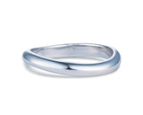 結婚指輪 マリッジリング ブライダルリング ブランド HASUNA エシカルジュエリー
エシカルでサステナブルなジュエリーをご提案するHAUSNAのマリッジリング。アームの幅を2mmから3.5mmまで0.5mm刻みに選べる甲丸状のアームがゆるやかなS字を描くシンプルなリング。甲丸とは断面がかまぼこ型になる一般的なリングの形状。さらにこのリングは指あたりが横なるように内側をなめらかに少しだけ甲丸になるように仕上げている。基本表面は鏡面仕上げだが、ヘアライン、ダイヤグラインド、ホーニングの3種の加工を任意で指定でき、その他アーム幅に合わせ最大直径2mmまでのダイヤモンドをセッティングすることでオリジナルカスタムが可能なリング。地金はプラチナ、K18YG,K18WG,K18PGから選択可能。 カスタムリング パーソナルリング オーダーリング ウェーブ