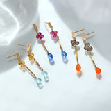ロングピアス 18金 K18 天然石 誕生石 エシカルジュエリー HASUNA ハスナ
エシカルでサステナブルなジュエリーをご提案するHASUNAのカラーストーンのピアス。
SV×金メッキの2×6mmの直方体のパーツの下に、ブリオレットカットのシトリンが3石、長さ約1㎝ほどの平たいバーのような真鍮のパーツ、市の下にブルートパーズのブリオレットが下がったデザインのピアスです。
ピンクトルマリンとカイヤナイトのバージョン、スモーキークォーツとカーネリアンのバージョンが同じ画像に収まっていて、他にもバージョン違いのあるカラーストーンの色合わせが楽しいピアスです。
カラーストーンジュエリー カラフル マルチカラー ピアス 天然石 誕生石 エシカル サステナブル エシカルジュエリーハスナ HASUNA