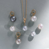 エシカルでサステナブルなジュエリーをご提案するHASUNAのエシカルパールのネックレスチャーム。
あこや真珠、またはミクロネシア産パールのネックレスチャームです。
約10mm前後のパールに、高さ約8mm程度の開閉式バチカンがついており、チェーンに通せます。
画像はミクロネシア産グレーパールのチャーム、グレーパールのチャーム、中央にネックレスチェーンに通したブルーパールチャーム、その横にあこやのホワイトぱーパールを使用したチャームが並べられていて、その間にパールのルースが転がっています。
エシカルパール エシカル真珠 ミクロネシア産真珠 あこや真珠 あこやパール エシカル サステナブル エシカルジュエリーハスナ HASUNA