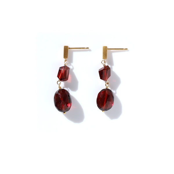 luxe Essence ショートピアス ガーネット ツイスト&オーバル