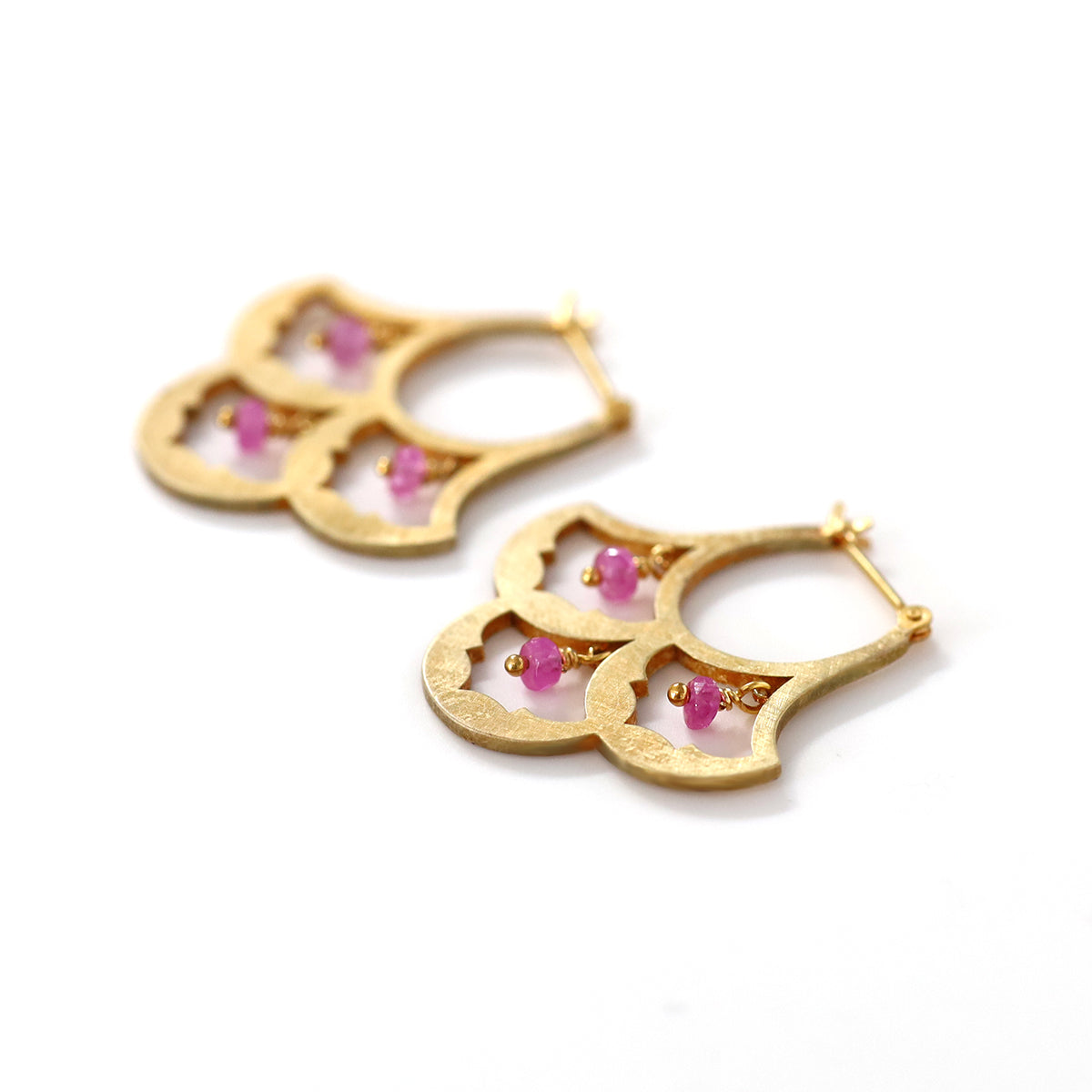 ゴールドカーブデザインピアス（ルビー） luxe パターンピアス ルビー | エシカルジュエリー HASUNA(ハスナ)