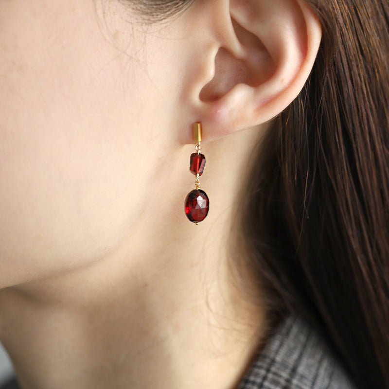 luxe Essence ショートピアス ガーネット ツイスト&オーバル