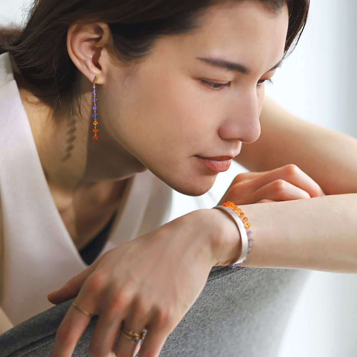 Anjuny アンジュニー　クリスタルヘッドレストブレスレット　ナイトサイン luxe Essence ブレスレット タンザナイト＆カーネリアン | エシカル