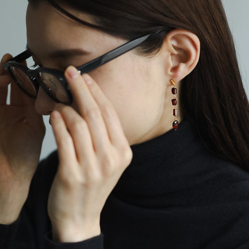 luxe Essence ロングピアス ガーネット ツイスト&オーバル