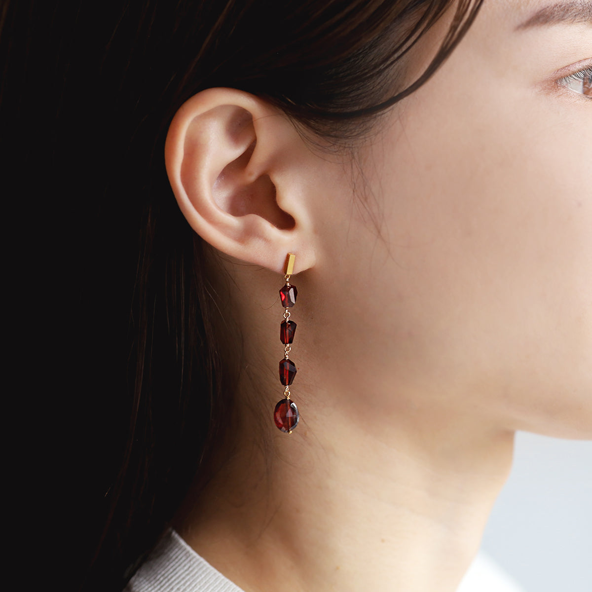luxe Essence ロングピアス ガーネット | エシカルジュエリー HASUNA