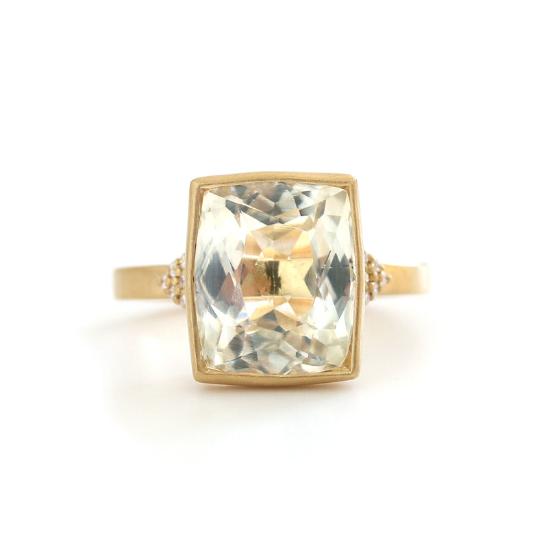 エシカルでサステナブルなジュエリーをご提案するHASUNAのスポジュメンとダイヤモンドのリング。金属部分はすべてK18製。